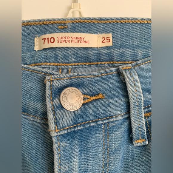 Levi’s slightly ripped super skinny jeans for $25! Size 25 in great condition! - Picture 3 of 4